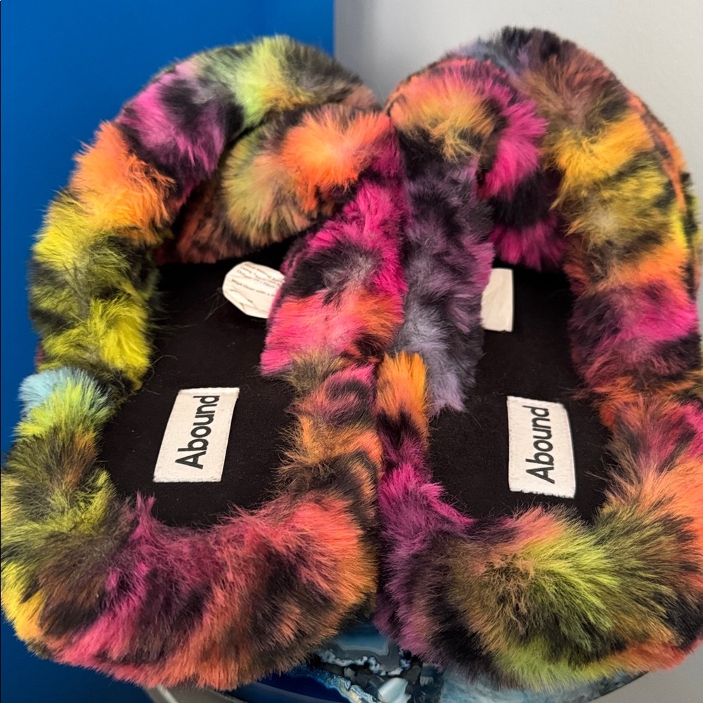 Fuzzy Slippers - Picture 4 of 8